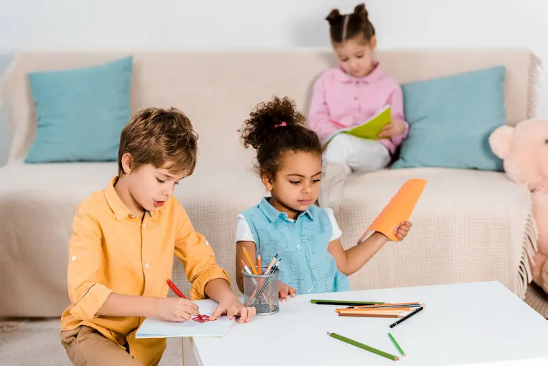 kids-drawing-studying-together
